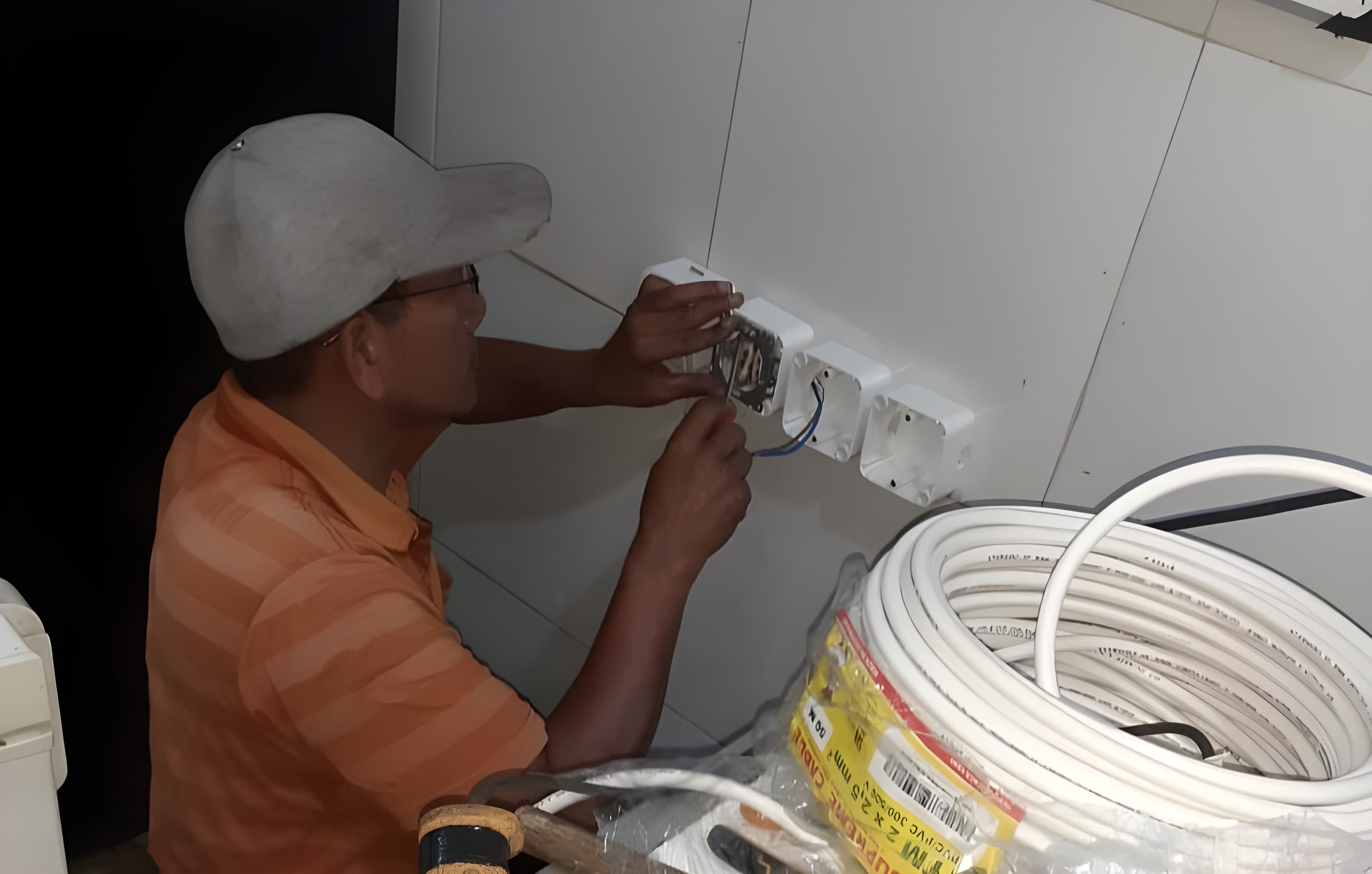 Teknisi Listrik Profesional